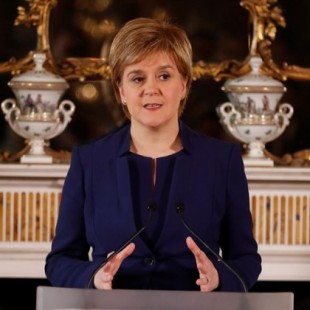 Sturgeon advierte de que el Parlamento escocés "no suscribirá" la ley del Brexit de May