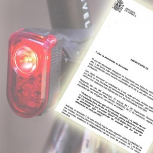 La DGT firma una instrucción para no multar las luces rojas intermitentes