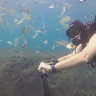 El buzo británico Rich Horner, residente en Indonesia, nadó a través de un chocante mar de basura
