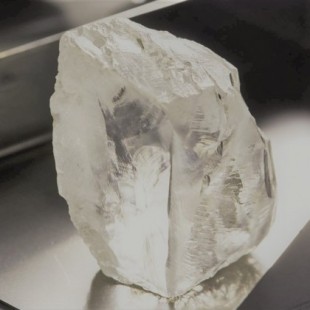 Evidencia en un diamante del cuarto mineral más abundante de la Tierra