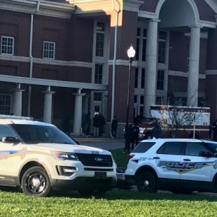 Disparos en una escuela de Alabama, USA. Dos estudiantes heridas, una adolescente de 17 años muerta. (ITA)