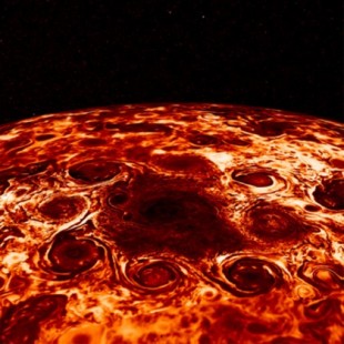 Varios ciclones formando un pentágono en el polo norte de Júpiter