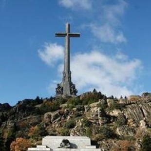 Los nietos de víctimas del franquismo ven una nueva humillación en la negativa del abad a abrir el Valle de los Caídos