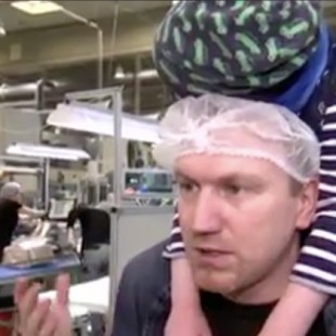 Los empleados de una fábrica en Alemania donan sus horas extra para que un compañero pueda cuidar de su hijo enfermo