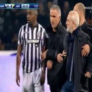 El dueño del PAOK invade el campo armado tras anularle un gol en el minuto 90
