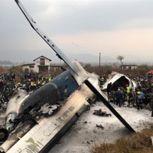 Un avión con 71 pasajeros a bordo se estrella durante su aterrizaje en el aeropuerto de Katmandú (Nepal)