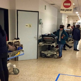 Pacientes en los pasillos, camillas prestadas y ambulancias paradas en el hospital que dirige la prima de Feijóo