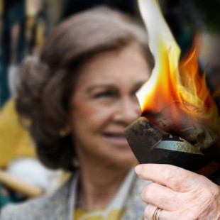 Una exultante reina Sofía reaparece quemando sus fotos de boda con el rey Juan Carlos