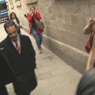 La Guardia Civil se lleva detenido al secretario de Difusión de la Generalitat tras los registros