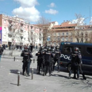 Cargas policiales en Lavapiés para proteger al cónsul de Senegal mientras alborotadores lanzan sillas a los agentes