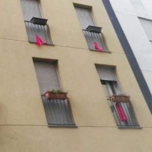 Trapos rojos en los balcones para protestar por los "narcopisos"