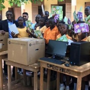 Estudiantes de Ghana que aprendían "Word" en pizarra recibieron ordenadores de regalo