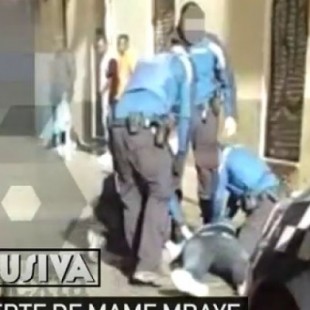 Las imágenes que demuestran que los policías sí intentaron salvar la vida del mantero senegalés muerto en Lavapiés