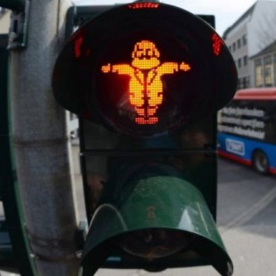 Ciudad alemana instala semáforos con la figura de Karl Marx (ENG)