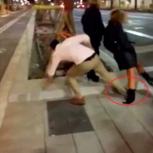 El famoso hombre del vídeo pegando una patada a una mujer en Barcelona paga el precio, 60.000 euros