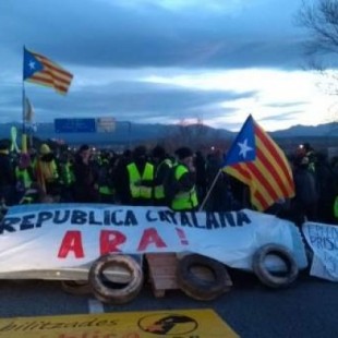 Un grupo de manifestantes independentistas cortan la AP-7 en Figueres