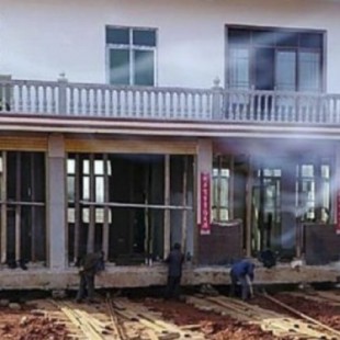 Un hombre mueve 40 metros su casa  para evitar su demolición [En]