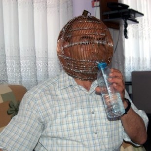 Un hombre vive con una jaula en la cabeza para dejar de fumar