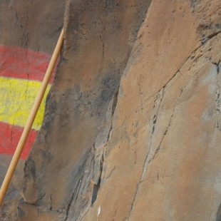 Pintan una bandera española sobre unos grabados prehispánicos en Fuerteventura