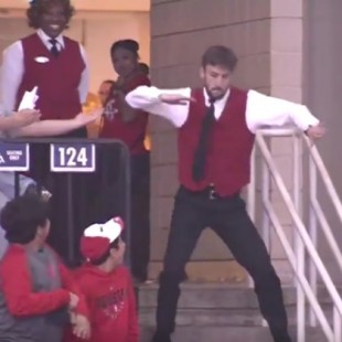 El acomodador de los Houston Rockets que sorprendió a todos con su gracioso baile