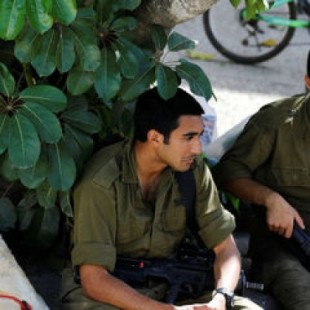 Así se jactan varios soldados israelíes tras abatir a un palestino que rondaba la frontera