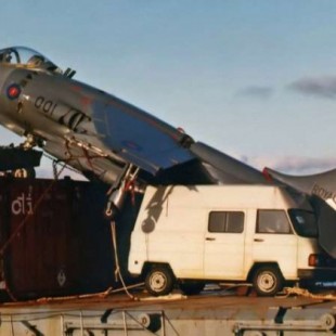 Cuando un Harrier británico aterrizó de emergencia sobre un carguero español