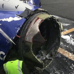 Mujer parcialmente "succionada" cuando la ventana del avión se rompe a mitad de vuelo [EN]