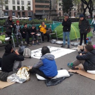 La Guardia Urbana empieza a desalojar a los acampados en Plaza de Cataluña