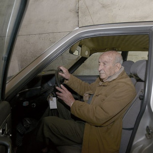 El carnet de conducir más antiguo de España y al volante con 102 años