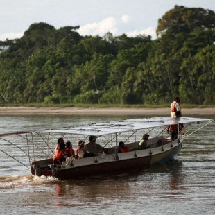 La canoa indígena potenciada con energía solar que viaja por el Amazonas