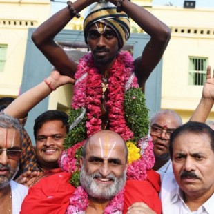 Un sacerdote hindú lleva   a un  'intocable' al templo para demostrar 'todos son iguales a los ojos de Dios'[En]