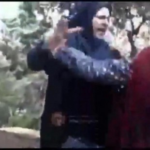 Indignación en Irán por el vídeo en que la 'policía de la moral' golpea a una joven por llevar suelto el hiyab