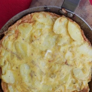Tortilla de patata en una sola sartén y sin darle la vuelta: receta fácil