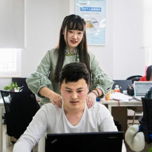 En China buscan "chicas atractivas" para dar masajes a programadores