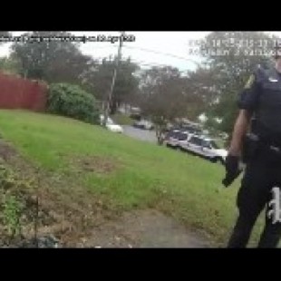 La cámara del chaleco de un policía novato muestra como dispara por la espalda a un sospechoso