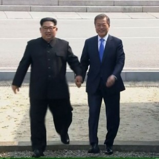 Las dos Coreas se dieron la mano: Kim Jong-un en una histórica cumbre intercoreana con Moon Jae-in