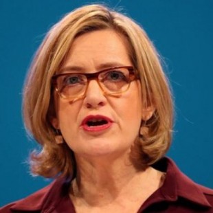 Dimite la ministra británica del Interior por las deportaciones de inmigrantes de la Commonwealth