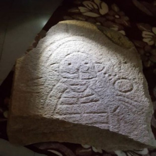 Aparece en Cañaveral de León una estela de la Edad de Bronce