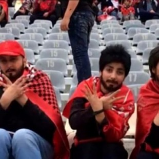 Cinco mujeres iraníes logran entrar con barbas y pelucas a un estadio de fútbol, algo prohibido por el régimen