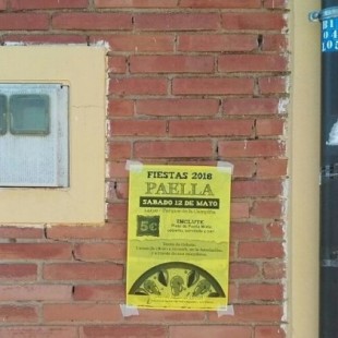 La policía de barrio de Valladolid denuncia al presidente de una asociación vecinal por pegar un cartel de una paellada