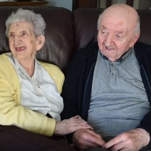Una madre de 98 años se muda a una residencia para cuidar de su hijo de 80