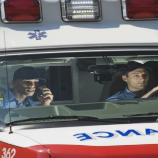 Una ambulancia 'pierde' a un herido inglés y sus conductores dan positivo por drogas en Benidorm