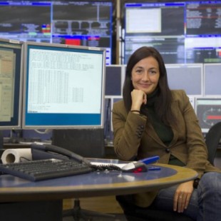 Del CERN a superventas: la española que arrasa con sus novelas de física para jóvenes
