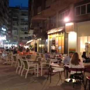 Vecinos de Murcia sacan sus camas a la calle para protestar por los ruidos de los bares