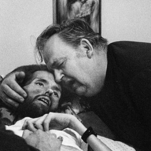 Un padre consuela a su hijo en su lecho de muerte. La foto que cambió la cara del SIDA (1989) [eng]