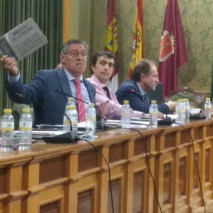 El PP, con el escudo de Falange en mano, se niega a retirar los símbolos franquistas de Cuenca