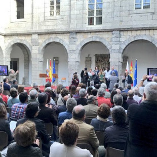 Un Parlamento de Cantabria abarrotado y emocionado homenajea a las víctimas del caso Almería
