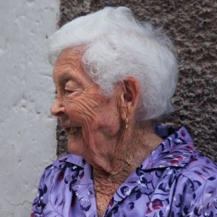 Detienen a una abuela de 95 años por pegarle con una chancleta a su nieta de 46 por "perezosa"