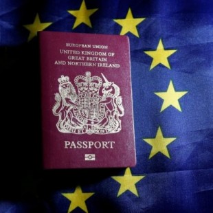 El personal de la UE afectado por el Brexit renuncia al pasaporte británico