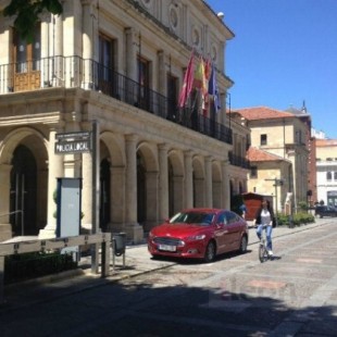 El coche de una concejala de León, tres horas sobre la acera frente al Consistorio y la Policía Local